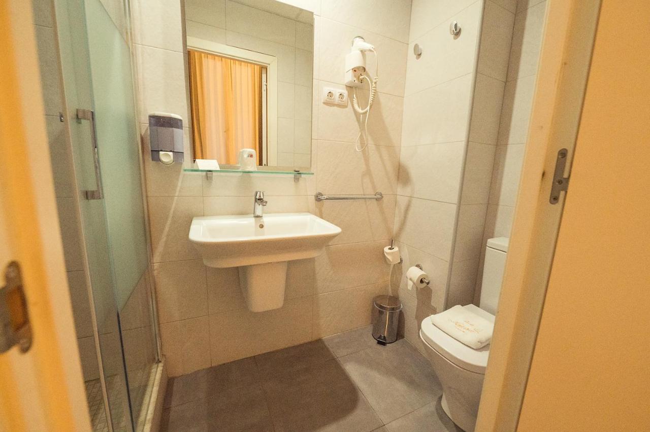 โอสตัล นาตูรา บาร์เซโลนา Hotel ภายนอก รูปภาพ
